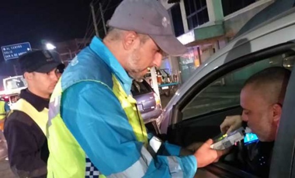 En operativos vehiculares nocturnos, 10 conductores dieron positivo en test de alcoholemia