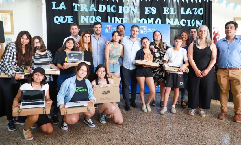 El intendente Achával entregó más de 700 netbooks a estudiantes secundarios de Del Viso