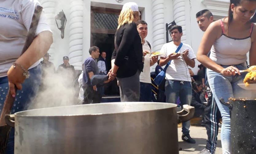 Organizaciones sociales realizaron una multitudinaria olla popular en las puertas del Palacio Municipal