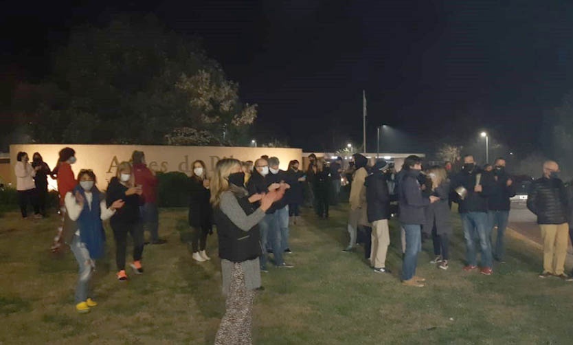 Protesta de vecinos en la puerta del country en el que Báez cumplirá prisión domiciliaria