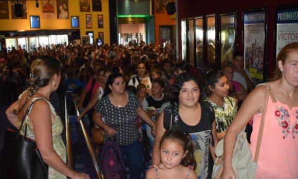 Salidas al cine con los chicos que asisten a las escuelas de verano