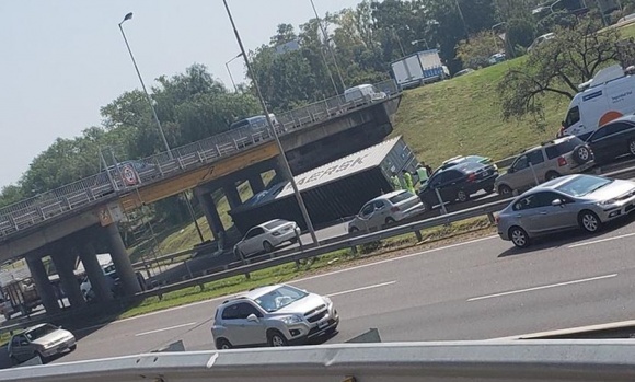 Otra vez un container chocó con un puente de la Panamericana