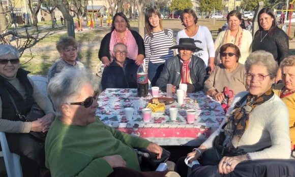 Festejo en la sede del Adulto Mayor en Lagomarsino