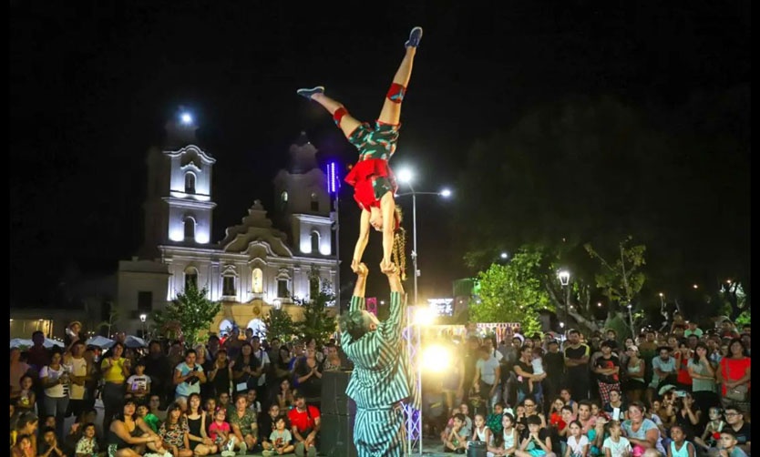 Cientos de vecinos disfrutaron de una nueva "Noche de Pilar" en el Paseo del Centro