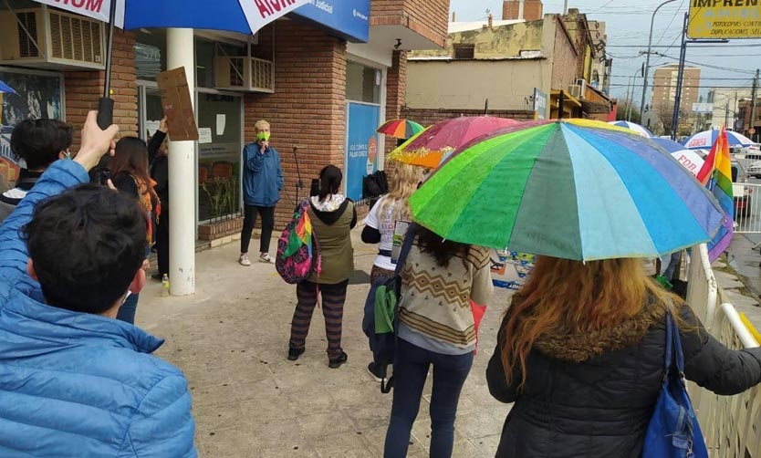 Con una marcha, organizaciones repudiaron el abuso policial ocurrido en una comisaría de Pilar