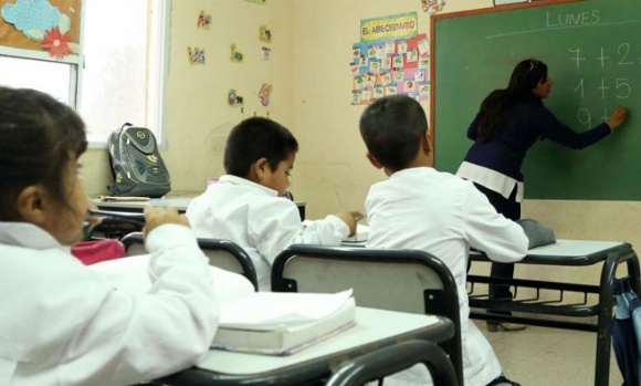 Gremios reclaman una “urgente” revisión de los salarios de los maestros de la provincia