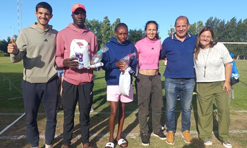 Pilar recibió una histórica visita de dos atletas de Kenia