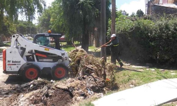 El Gobierno sale a mejorar calles de tierra en las localidades