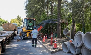 Avanzan obras hidráulicas en una calle clave que conecta Ruta 25 con Panamericana