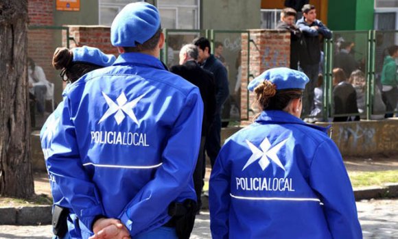 Desafectan a policías locales por amenazar con un arma y golpear a un joven