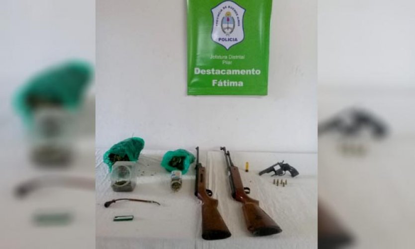 Detienen a pareja que amenazaba con armas a una familia