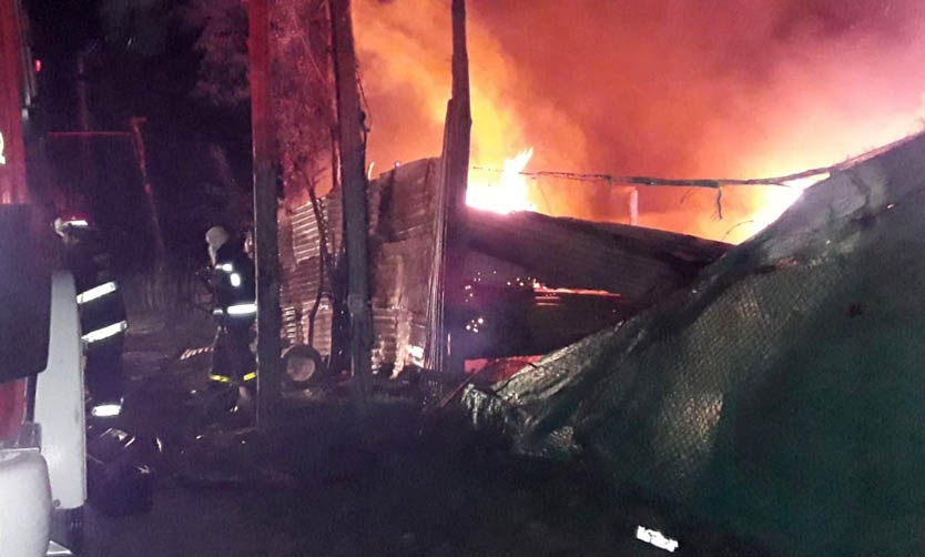 Un incendio destruyó dos casas precarias en un barrio de Pilar