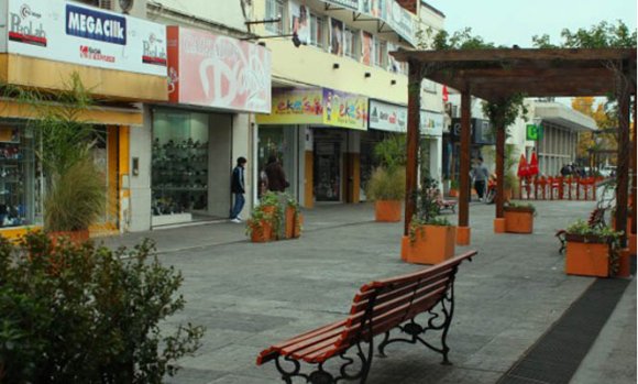 Delincuentes hicieron un boquete en la pared y robaron un local de celulares