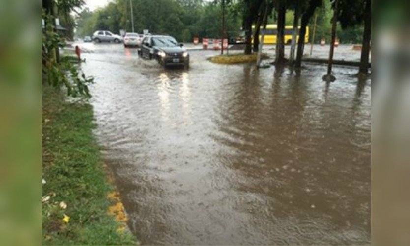 Varias calles anegadas, el saldo de la tormenta en Pilar