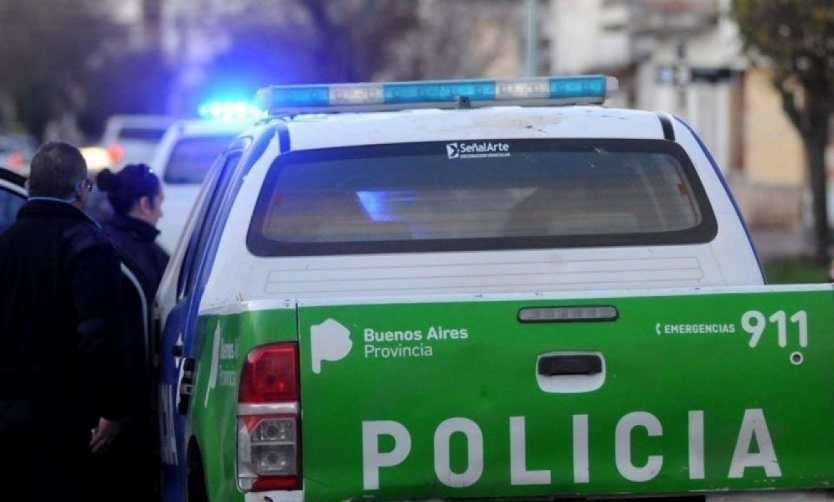 Detienen a una mujer que golpeó y amenazó con un arma a un joven en plena calle