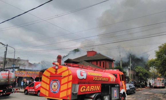 Un voraz incendio destruyó dos locales en Manuel Alberti