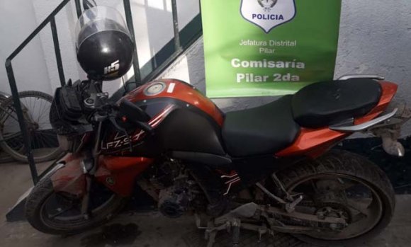 Motochorros asaltaron con un cuchillo a una mujer en el centro de Derqui