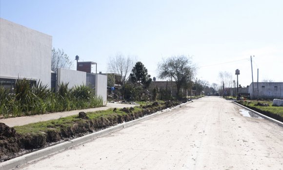 El Municipio continúa asfaltando calles de un barrio de Derqui