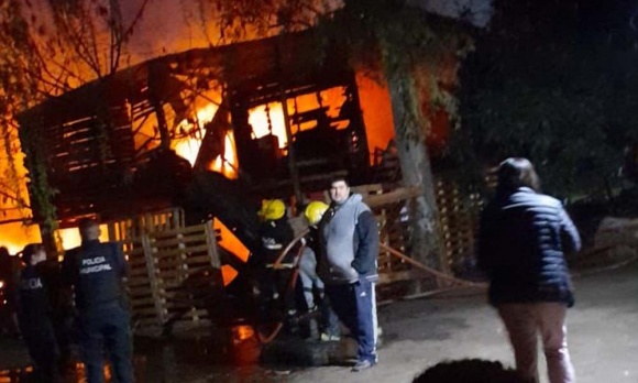 Incendio consumió tres casas; en una de ellas funcionaba un comedor comunitario