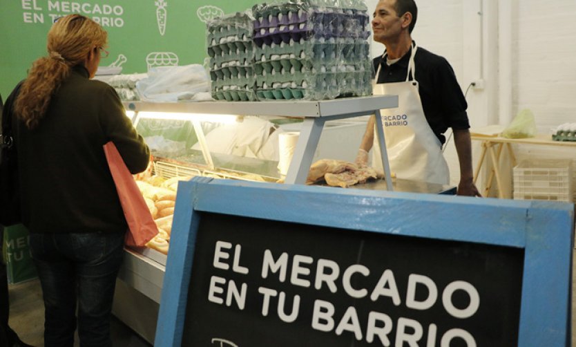 Buscan ampliar la oferta de productos y rubros en la feria de “El Mercado en tu Barrio”   