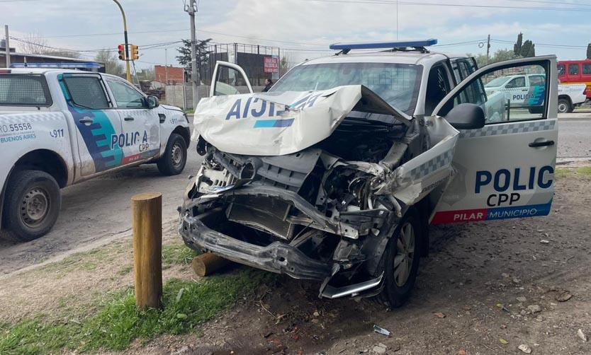 Preso se violentó dentro de un patrullero, conductor perdió el control y terminaron chocando