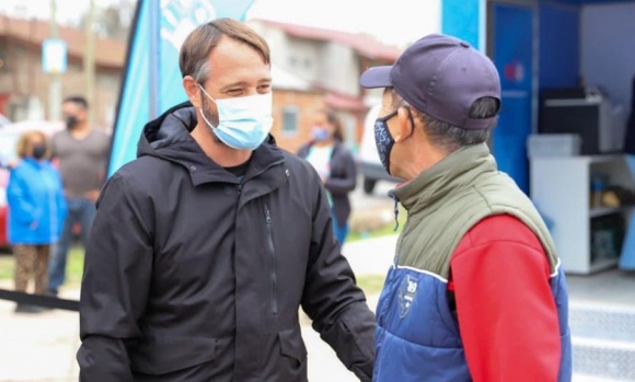 Laurent recorrió el "Punto Muni" que está funcionando en barrios de Pilar