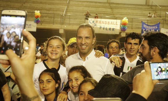 El ex futbolista Navarro Montoya dictará clínicas deportivas el año que viene