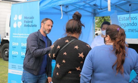 Laurent recorrió los puestos del Mercado Federal Ambulante