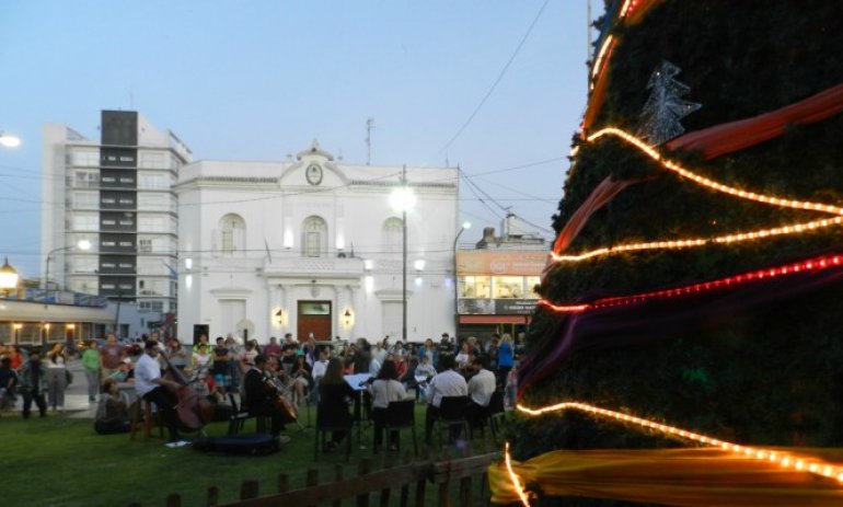 Con un concierto coral se iluminará el clásico árbol navideño de la plaza de Pilar