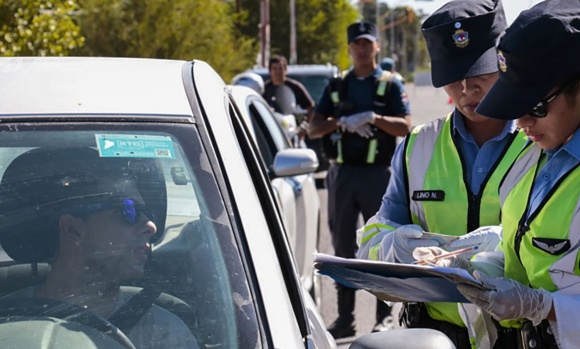 Refuerzan controles y patrullajes en rutas por las vacaciones de invierno