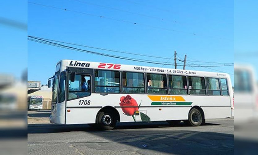 Jóvenes se agredieron dentro de un colectivo e hirieron a una mujer: el chofer los llevó a la comisaría