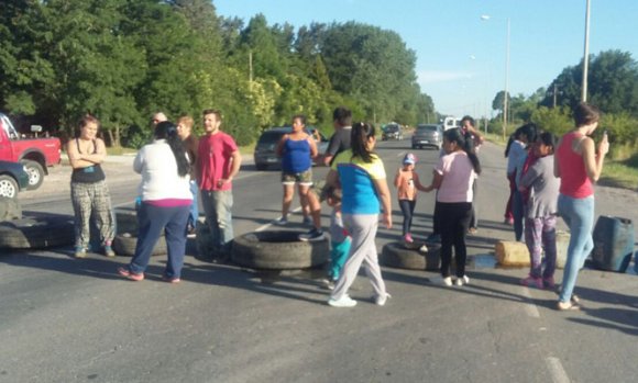 Sin luz: vecinos de un barrio cortaron la Ruta 25