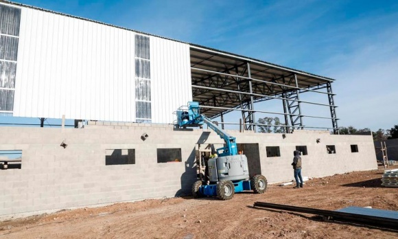 El intendente Achával mostró avances en la construcción del Club de Manuel Alberti