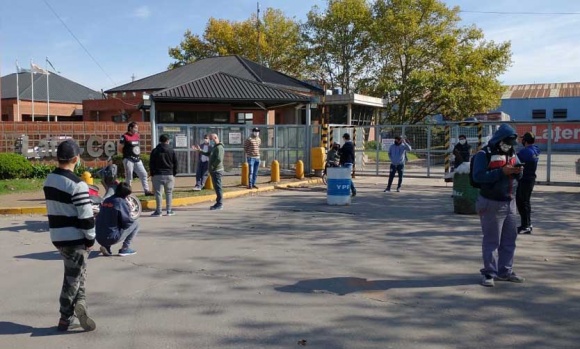 Protesta en el Parque Industrial por una empresa que adeuda salarios a los empleados