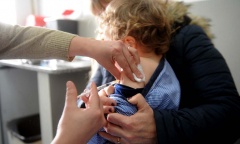 Empezaron a aplicar las dosis anticovid a bebés y chicos de 6 meses a 3 años en la provincia