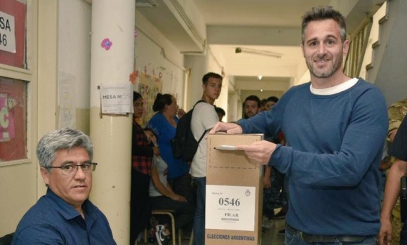 El candidato del Frente de Todos Federico Achával votó en Manuel Alberti