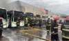 Varios colectivos fueron consumidos por el fuego al incendiarse un galpón de la línea 57