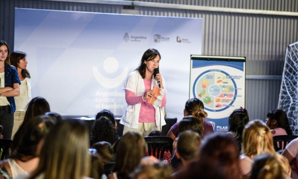 Complementan la entrega de la tarjeta AlimentAR con talleres de nutrición