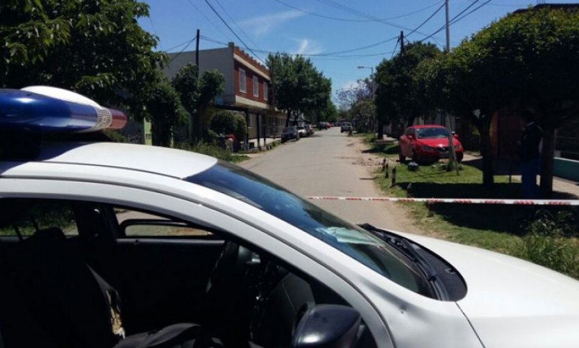 A punta de pistola, ladrones asaltaron a una mujer y a sus dos hijos en la puerta de una escuela