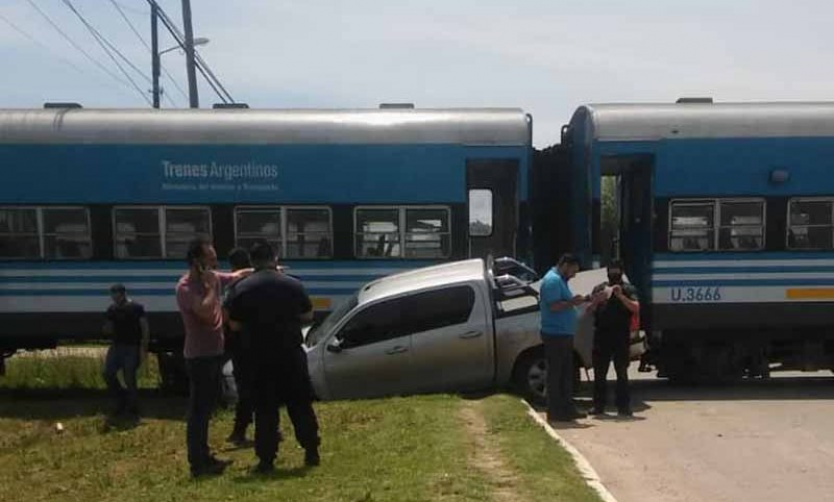 Otro accidente en un paso a nivel sin barreras: un conductor resultó herido