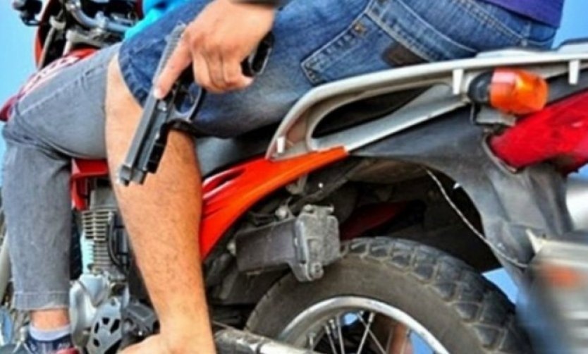 Video: Así atacaron motochorros a un automovilista en Villa Morra
