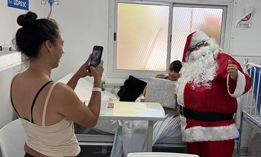 La Fundación Creciendo en Pilar llevó la Navidad al Hospital Falcón