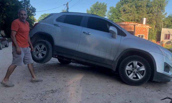 Por el mal estado de una calle, cayó con su auto en un pozo