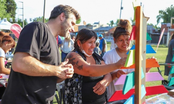 El Municipio llevó a cabo talleres de armado de árboles de Navidad en varias plazas