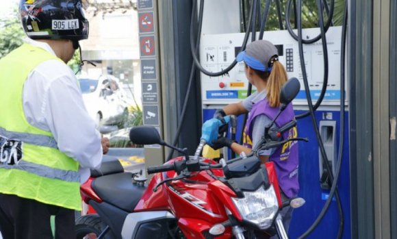 Empiezan a multar a estaciones de servicio y motociclistas que cargan combustible sin tener casco