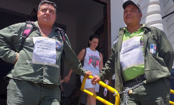 Sigue la polémica por los despidos: extrabajadores se encadenaron en la Comuna