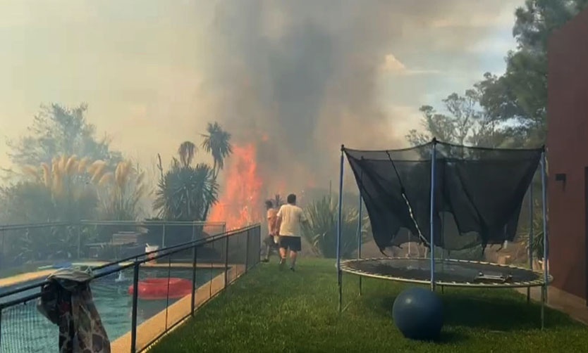 VIDEO - Incendio de pastizales generó pánico en un country de Pilar