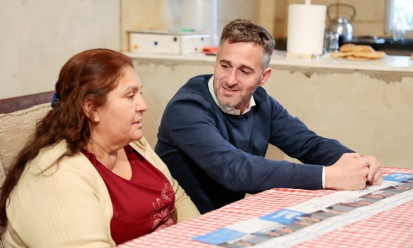 Achával comenzó a repartir las boletas de Unión por la Patria: "Queremos seguir caminando juntos"