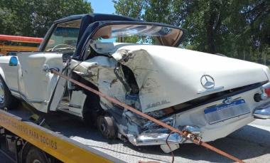 Perdió una rueda de su auto de colección y fue chocado en la Panamericana