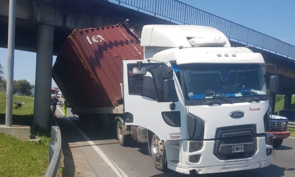 Un camión se incrustó debajo de un puente de la Panamericana